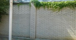 Бюджет стерпит: в Ростове почти за 2 млн рублей подрядчик должен снести новую кирпичную стену